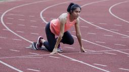 Atlet lari putri Indonesia, Jeany Nuraini, saat latihan di Stadion Madya, Jakarta, Kamis (17/10/2019). Sprinter muda ini akan menjadi salah satu atlet yang akan berlaga di SEA Games 2019. (Bola.com/M Iqbal Ichsan)