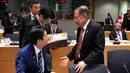 Wakil Presiden Indonesia, Jusuf Kalla berbincang dengan PM Jepang Shinzo Abe selama pertemuan KTT ASEM ke-12 di Brussels, Belgia, (18/10). KTT ASEM ke-12 mengangkat tema Europe and Asia: Global Partners for Global Challenges. (AFP Photo/John Thys)