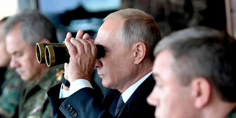 Gaya Putin Saat Pantau Latihan Militer Terbesar Rusia