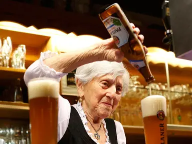 Kathi Kink (91) menuangkan bir kedalam gelas pesanan pengunjung di restoran 'Zum Goldenen Tal' di Weyarn, Jerman. Foto diambil pada 1 Februari 2015. (REUTERS/Michaela Rehle)