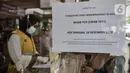 Selebaran informasi wajib tes usap terpampang di layanan validasi Bandara Halim Perdanakusuma, Jakarta, Kamis (17/12/2020). Penumpang yang ingin keluar masuk Jakarta wajib untuk melakukan rapid test antigen mulai 18 Desember 2020 - 8 Januari 2021. (merdeka.com/Iqbal Nugroho)
