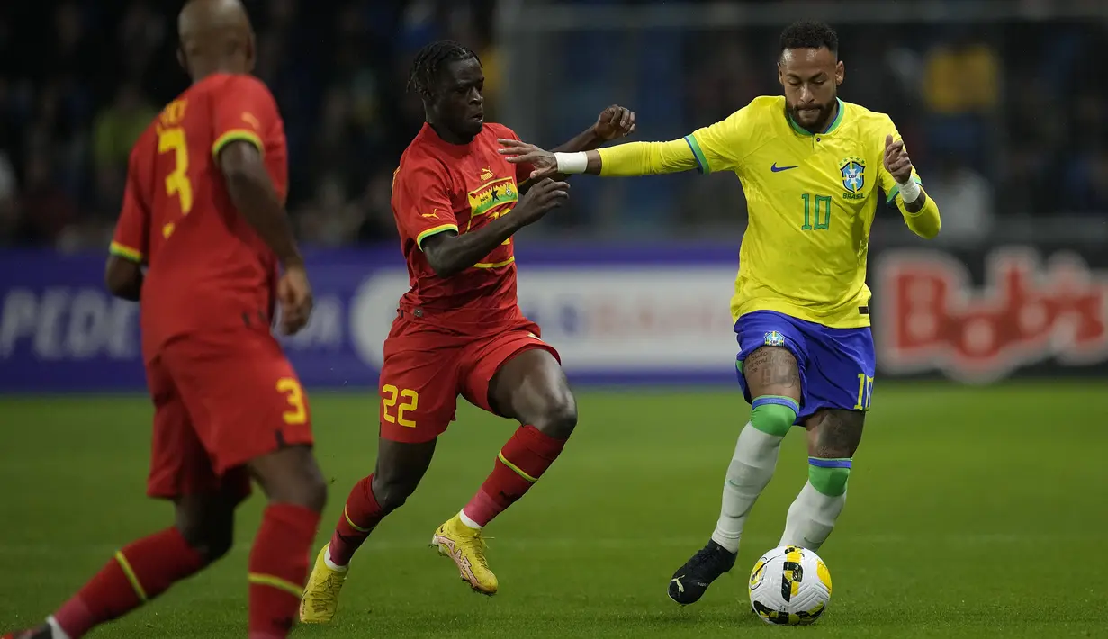 Neymar. Sayap kiri Timnas Brasil berusia 30 tahun yang sejak awal musim 2017/2018 memperkuat PSG ini menjadi salah satu pemain aktif dengan koleksi gol terbanyak di ajang Piala Dunia dengan 6 gol dari total 10 laga dalam 2 edisi Piala Dunia. Rinciannya adalah 4 gol dicetaknya pada Piala Dunia 2014 dan 2 gol lagi dicetaknya pada edisi 2018 di Rusia lalu. Secara keseluruhan, Neymar telah mencetak 75 gol dari 121 laga bersama Timnas Brasil, hanya terpaut 2 gol dengan pemegang rekor gol terbanyak Brasil, Pele dengan 77 gol. (AP/Christophe Ena)