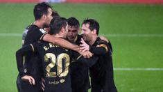 Pemain Barcelona merayakan gol yang dicetak Sergi Roberto ke gawang Celta Vigo pada laga lanjutan Liga Spanyol di Stadion Balaidos, Jumat (2/10/2020) dini hari WIB. Barcelona menang 3-0 atas Celta Vigo. (AFP/Miguel Riopa)