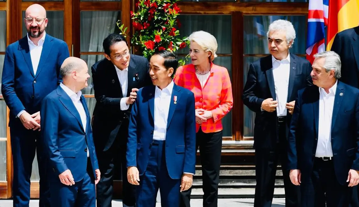 Presiden Joko Widodo atau Jokowi (tengah depan) berbincang dengan Kanselir Jerman Olaf Scholz (kiri) saat foto bersama para pemimpin G7 di lokasi KTT G7, Schloss Elmau, Jerman, Senin (27/6/2022). Turut mendampingi Presiden Jokowi dalam KTT G7 kali ini yaitu Menteri Luar Negeri Retno Marsudi. (Foto: Biro Pers Sekretariat Presiden)