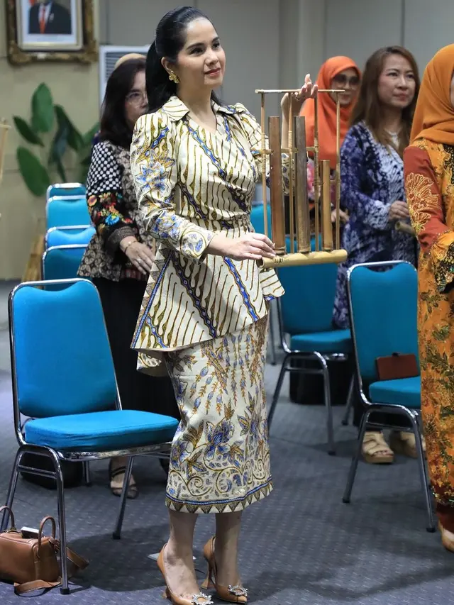 6 Potret Annisa Pohan di Perayaan Hari Batik, Tampil Menawan Sambil Main Angklung