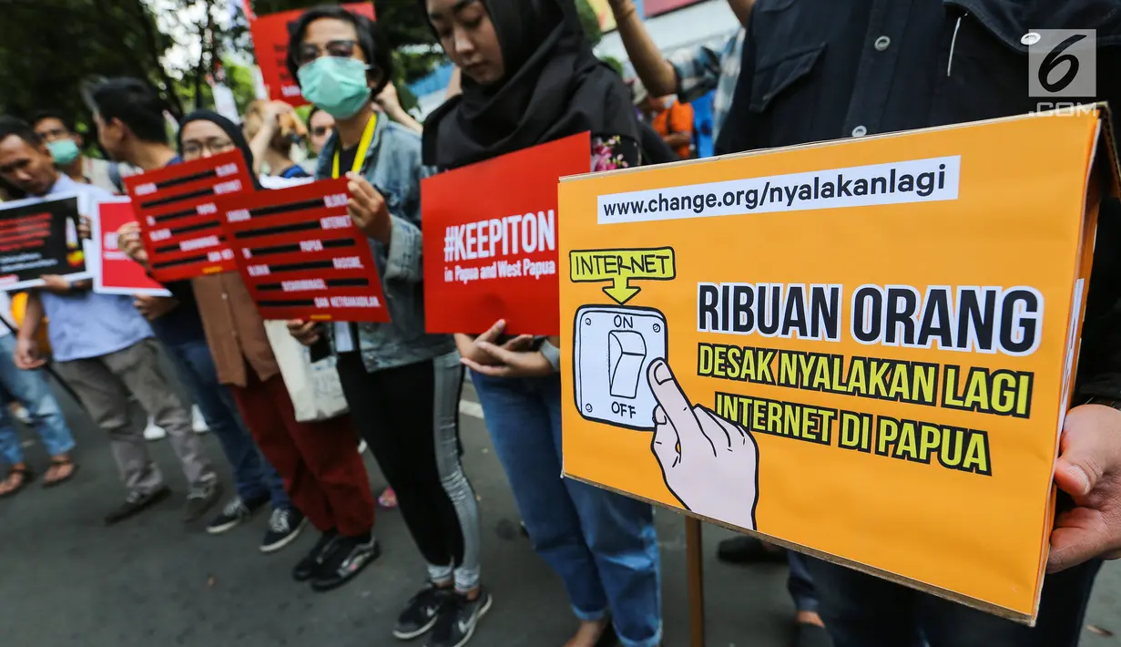 Masa aksi dari berbagai aliansi dan LBH menggelar aksi depan kantor Kominfo, Jumat (23/8/2019). Aksi solidaritas menolak pembatasan akses informasi dan internet di Papua dan Papua Barat itu meminta Kominfo mencabut pemblokiran akses internet. (Liputan6.com/Fery Pradolo)