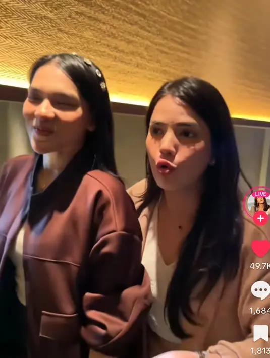 <p>&ldquo;Ini mah satu plasenta kali ya mirip bet kaya di photocopy,&rdquo; kata netizen lainnya mengomentari penampilan Alice dan Davina.&nbsp;(Foto: TikTok/ alicenorinofficial)</p>