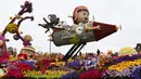 La Canada Flintridge Tournament of Association dalam tema "Backyard Rocketeer" menampilkan proyek eksplorasi ruang angkasa pada parade mawar ke 128 di Pasadena, California, AS (2/1). (AP Photo/Michael Owen Baker)