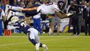 Pemain Rugby Chicago Bears, Alshon Jeffery ditekel pemain rugby San Diego Chargers, Patrick Robinson pada laga NFL di Stadion Qualcomm, USA, Selasa (10/11/2015). (USA Today Sports/Jake Roth)
