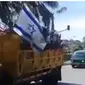 Sejumlah video yang merekam warga Papua mengibarkan bendera mirip bendera Israel tersebar luas di media sosial. (dok. Twitter @AfRadenkanjeng/Dinny Mutiah)