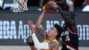 Pebasket Los Angeles Lakers, Danny Green, berusaha mencetak poin saat melawan Portland Trailblazers pada babak pertama playoff NBA 2020 di AdventHealth Arena, Rabu (19/8/2020). LA Laker takluk 93-100 atas Portland Trailblazers. (AFP/Ashley Landis-Pool/Getty Images)