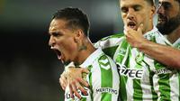Pemain Real Betis, Antony (kiri) melakukan selebrasi setelah mencetak gol ke gawang Fiorentina dalam laga leg 1 semifinal Conference League 2024/2025 di Benito Villamarin Stadium, Sevilla, Spanyol, Kamis (01/05/2025) waktu setempat. (AP Photo/Jose Breton)