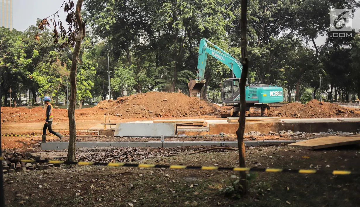 Suasana pengerjaan proyek pembangunan mass rapid transit (MRT) fase II rute Bundaran HI-Kota di Taman Monumen Nasional (Monas), Jakarta, Selasa (2/7/2019). Direktur Konstruksi PT MRT Jakarta Silvia Halim menuturkan MRT fase II ditargetkan rampung pada 2024. (Liputan6.com/Faizal Fanani)