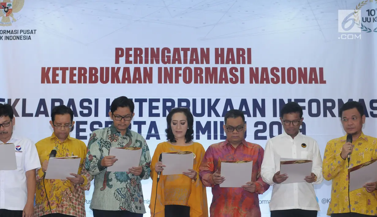 Perwakilan pimpinan parpol peserta Pemilu 2019 membaca bersama deklarasi Keterbukaan Informasi Peserta Pemilu 2019 di Jakarta, Selasa (22/5). Hal ini untuk mendukung penyelenggaraan Pemilu yang transparaan dan akuntabel. (Liputan6.com/Helmi Fithriansyah)