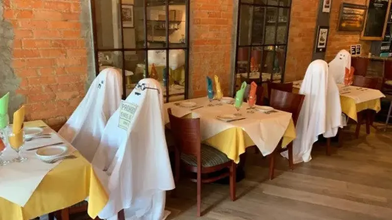 Restoran ini hadirkan 'hantu' untuk jaga jarak pelanggan
