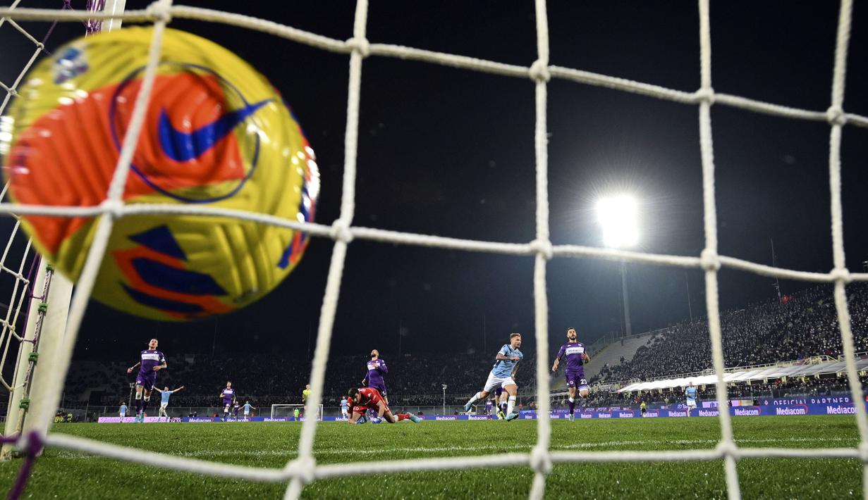 Ciro Immobile akhirnya mencetak gol pada menit ke-70 setalah melakukan akselerasi dan berhasil mempecundangi kiper Fiorentina, Pietro Terracciano lewat tendangan keras mendatarnya. Ia juga menjadi aktor utama gol bunuh diri bek Cristiano Biraghi, pada menit ke-81. (La Presse via AP/Massimo Paolone)