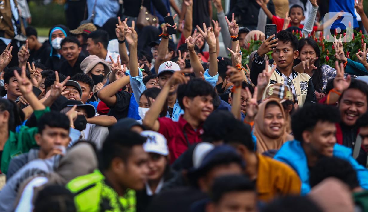 Massa pendukung Prabowo-Gibran saat melakukan aksi unjuk rasa di kawasan Patung Kuda, Jakarta Pusat, Jumat (19/4/2024). (Liputan6.com/Angga Yuniar)