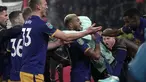 Penyerang Newcastle United, Joelinton (tengah) berselebrasi dengan rekan setimnya setelah mencetak gol ke gawang Southampton di menit ke-73 pada leg pertama pertandingan semifinal Piala Carabao di St Mary's Stadium di Southampton, Inggris, Rabu (24/1/2023). Newcastle menang tipis atas Southampton dengan skor 1-0. (AP Photo/ Kin Cheung)