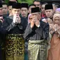 Muhyiddin Yassin (tengah) berdoa sebelum upacara pelantikannya sebagai Perdana Menteri Malaysia di Istana Negara, Kuala Lumpur, Minggu (1/3/2020). Berdasarkan hukum Malaysia, Raja Malaysia berada di atas undang-undang. (NAZRI RAPAAI/AFP/MALAYSIA'S DEPARTMENT OF INFORMATION)