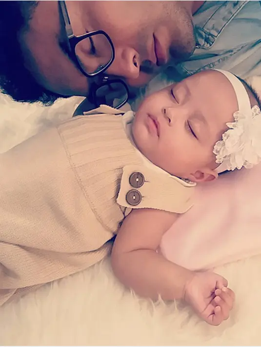 "Kalau saya lagi gendong Tatjana, Bima lihat tuh dia sedih gitu. Makanya aku gendong dua-duanya, lihat di kaca, biar dia tahu kalau dia diperlakukan sama," ujar Surya Sapura di kawasan Kuningan, Jakarta Selatan, Selasa (1/8/2017). (Instagram/Bintang.com)