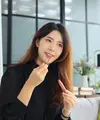 Ilustrasi seorang perempuan sedang memakai lip tint di depan kamera dan ring light.