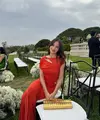 Dalam foto yang diunggah, Pevita tampil elegan dengan nuansa glamor yang effortless di tengah pemandangan sunset yang hangat dan romantis. [@pevepearce].