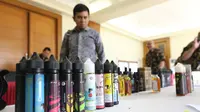 Liquid vape diperlihatkan saat pemberian izin perdana berupa NPPBKC, Jakarta, Rabu (18/7). Di dalam aturan yang berlaku 1 Juli 2018, liquid vape yang merupakan hasil pengolahan tembakau lainnya (HPTL) dikenakan tarif cukai 57%. (Liputan6.com/Angga Yuniar)