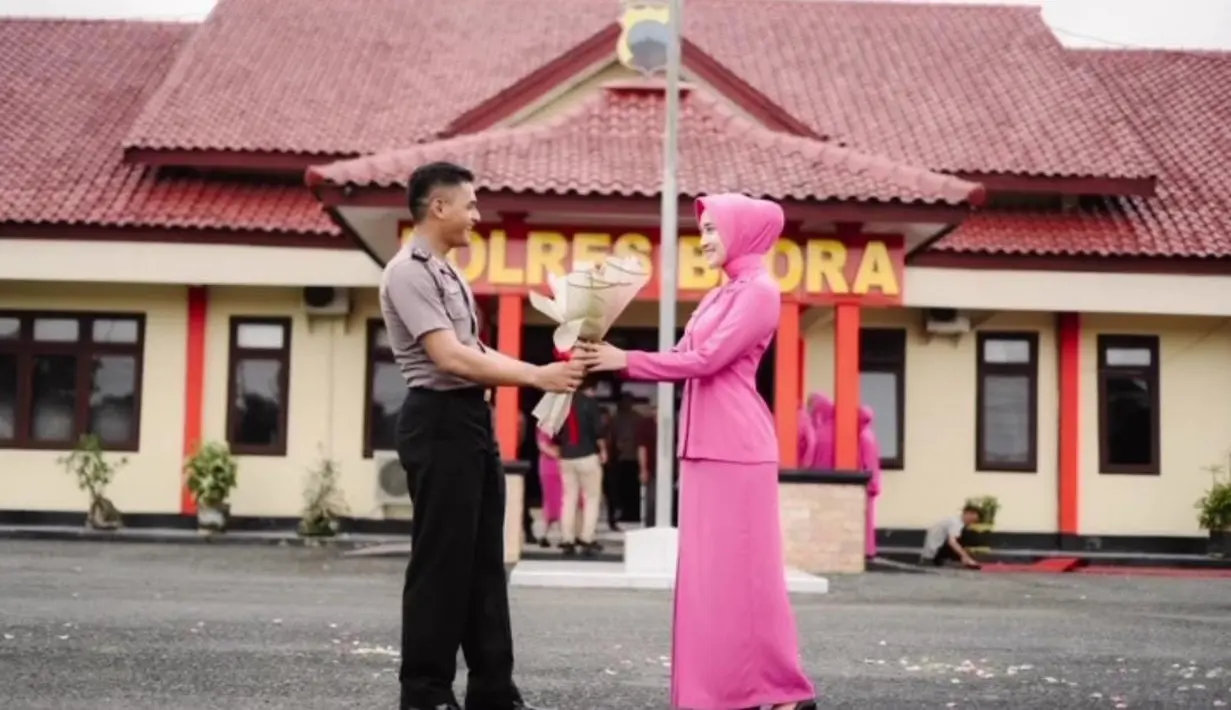 Yeni Inka pun terlihat sangat bahagia menemani suaminya itu [Instagram/khrisnashakti]