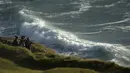 Pengunjung melihat deburan ombak di Slea Head, Ventry, Irlandia, Selasa (27/12). Irlandia mendapat julukan Pulau Zamrud karena memiliki pemandangan alam yang hijau terang. (REUTERS / Clodagh Kilcoyne)