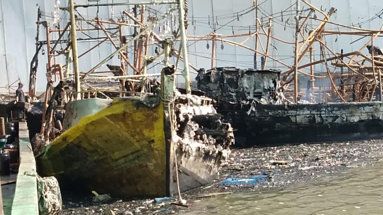 Kapal Terbakar di Muara