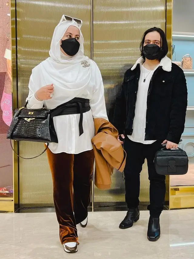 8 Gaya Tasyi Athasyia dan Suami yang Kerap Tampil Kompak dengan Busana Matching