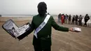 Pria membawa koper berisi uang selama melakukan tetrikal dalam partisipasi mengungkap korupsi di Lima,Peru, (12/11/2015). Acara diselenggarkan oleh organisasi non -pemerintah yang ingin menciptakan kesadaran tentang korupsi. (REUTERS/Mariana Bazo)