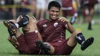 Pemain Persija Jakarta, Sandi Sute, bercanda saat latihan di Lapangan ABC, Jakarta, Jumat (30/3/2018). Latihan ini persiapan jelang laga Liga 1 melawan Arema FC. (Bola.com/Vitalis Yogi Trisna)