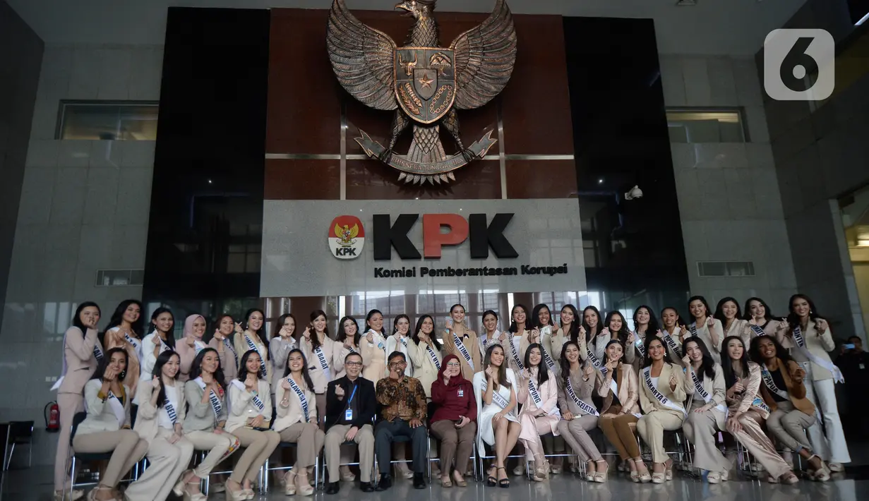 Wakil Ketua KPK Lili Pintauli Siregar (tengah) berfoto bersama finalis Puteri Indonesia saat menyambangi Gedung Merah Putih KPK di Jakarta, Selasa (3/3/2020). Kunjungan para finalis Puteri Indonesia  yang berjumlah 39 orang tersebut untuk memperoleh pengetahuan antikorupsi. (merdeka.com/Dwi Narwoko)