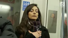 Agar tidak terserang stress  saat berada di KRL yang penuh sesak coba lakukan meditasi ringan ini.