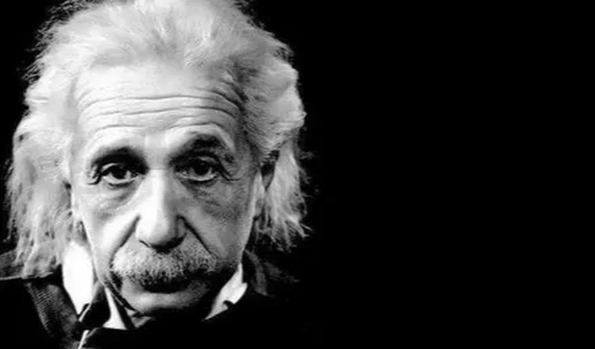 Kemudian, saat Einstein selesai dan sampai kamar hotelnya di Imperial Hotel, datanglah seorang kurir mengetuk pintu kamarnya.