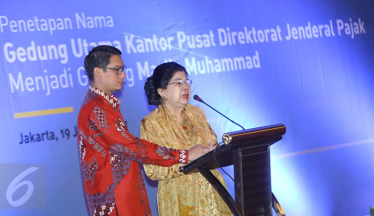 Istri mantan Menkeu Mar'ie Muhammad, Ayu Resmayati, menangis saat menyampaikan kata sambutan dalam acara penetapan nama Gedung Utama Kantor Pusat Direktorat Jenderal Pajak (DJP) di Jakarta, Kamis (19/1). (Liputan6.com/Immanuel Antonius)