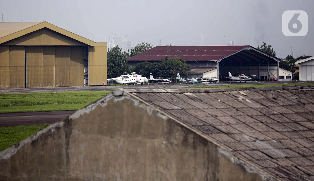 Sejumlah pesawat parkir di Apron Bandara Pondok Cabe, Pamulang, Tangerang Selatan, Banten, Rabu (29/12/2021). Kementerian Perhubungan menunjuk Bandara Pondok Cabe dan Bandara Soekarno-Hatta sebagai bandara pengganti selama revitalisasi Bandara Halim Perdanakusuma. (Liputan6.com/Faizal Fanani)