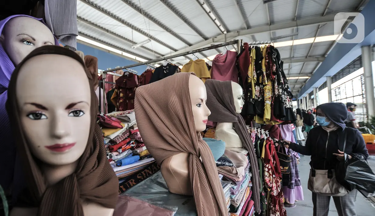 Pengunjung memilih pakaian di Skybridge Pasar Tanah Abang, Jakarta, Rabu (28/4/2021). Pedagang mengaku penjualan meningkat hingga 50 persen dibandingkan bulan sebelumnya. (merdeka.com/Iqbal S. Nugroho)