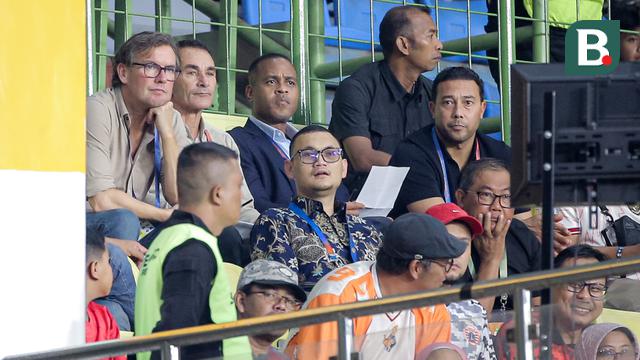 Foto: Momen Pelatih Baru Timnas Indonesia Patrick Kluivert dan Sejumlah Asistennya Menyaksikan BRI Liga 1 2024/2025