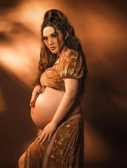 Mengusung konsep bohemian, Siti Badriah dan sang suami terlihat menawan berbalut outfit warna cokelat. (Instagram/riomotret).