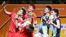 Usai mendapatkan gelar juara Leo Rolly Carnando/Bagas Maulana selfie bersama juniornya Raymond Indra/Nikolaus Joaquin di Stadion Nimibutr, Bangkok, Thailand, Minggu (1/2/2026) siang WIB. (Dok. PBSI)