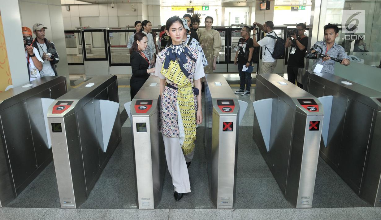 Model memasuki stasiun saat mengikuti acara Jakarta Fashion & Food Festival (JFFF) 2019 dalam gerbong Light Rail Transit (LRT) Jakarta rute Stasiun Velodrome-Stasiun Boulevard Utara, Jakarta, Selasa (13/8/2019). Busana berasal dari lima UKM terpilih. (merdeka.com/Iqbal Nugroho)