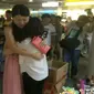 Wanita penjual jasa pelukan yang sedang banyak dibicarakan di China. (Shanghaiist)