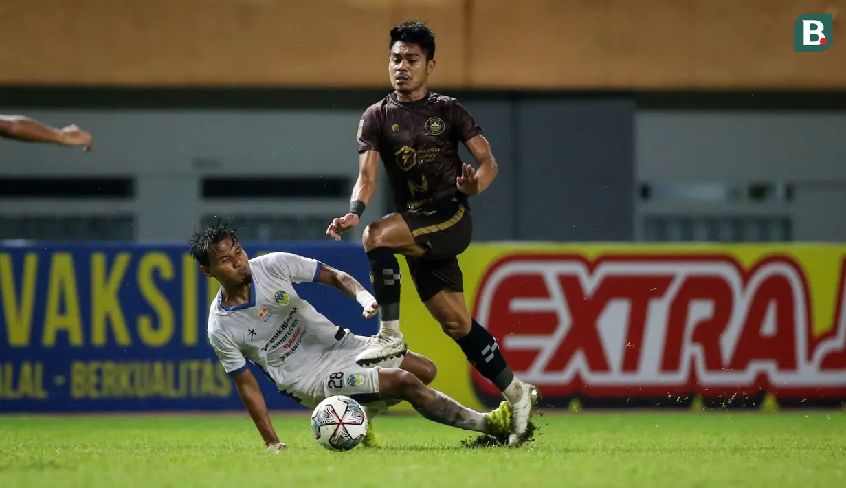 Laga antara PSIM Yogyakarta kontra Sulut United pun tak kalah keras. Kedua tim yang membutuhkan kemenangan untuk melenggang ke semifinal Liga 2 langsung tancap gas dan tampil ngotot.  (Bola.com/Bagaskara Lazuardi)