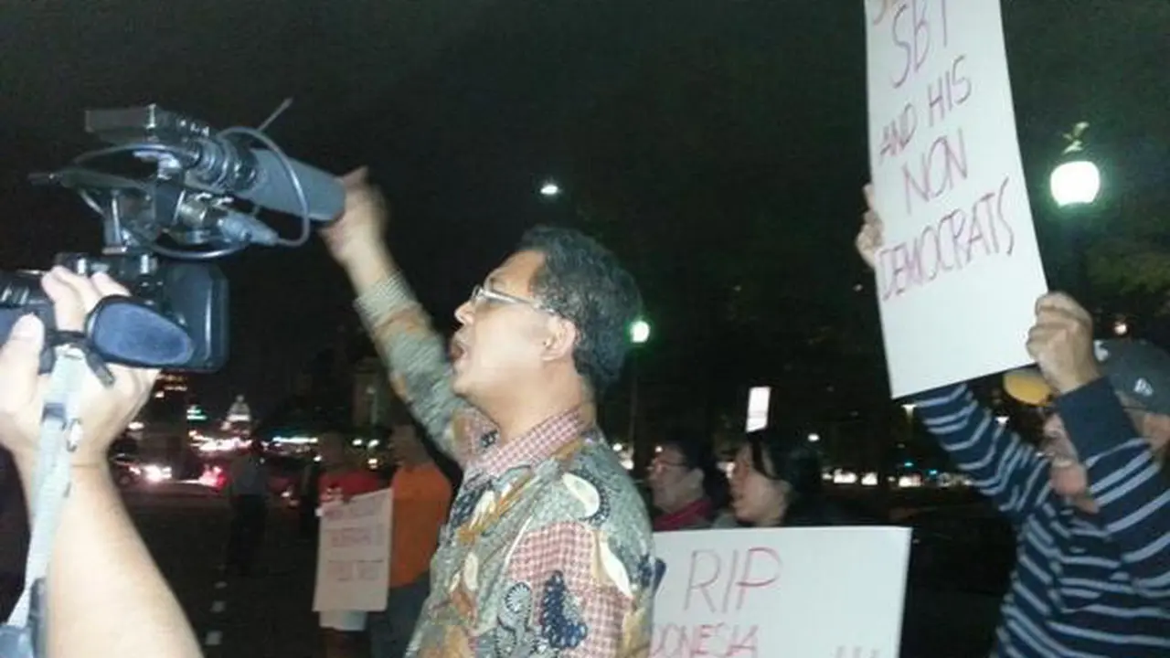 WNI Protes 'RIP Indonesia Democracy' ke SBY di Hotel Washington