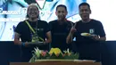 Humas Inter Club Indonesia (ICI), Emier Irawan (kiri), Pemred Bola.com, Erwin Fitriansyah (tengah), dan Managing Editor Bola.com, Ario Yosia Pandegirot berpose saat acara Sewindu Bola.com. disela-sela kegiatan nonton bareng final Liga Champions 2022/2023 antara Inter Milan vs Man City bersama Inter Club Indonesia (ICI) di Tennis Indoor Senayan, Jakarta, Minggu (11/6/2023) dini hari WIB. (Bola.com/M Iqbal Ichsan)