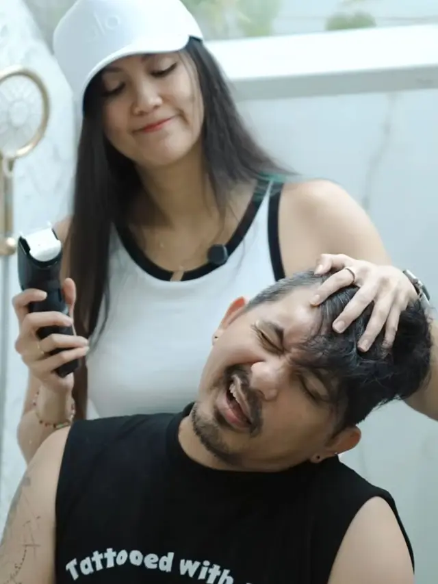 5 Momen Lucu Sharena Bikin Ryan Delon Mode Nurut Dipotong Rambut, Pasutri Menggemaskan (credit: instagram.com/mrssharena/tail_wagging).