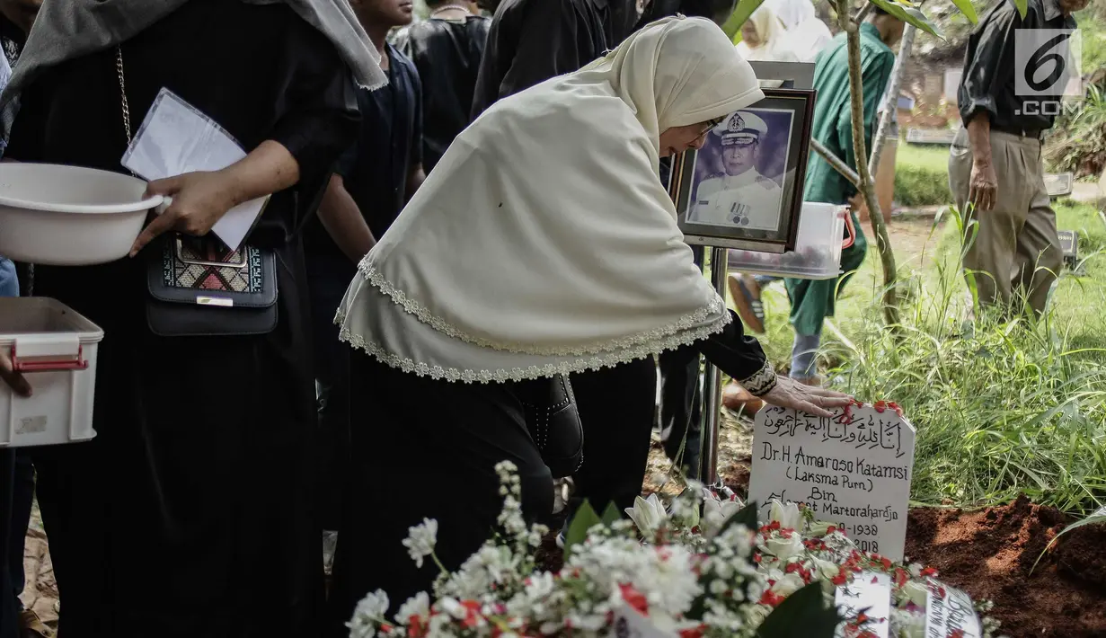 Keluarga berdoa di samping makam almarhum Amoroso Katamsi di (TPU) Tanah Wakaf Pondok Labu, Jakarta, Selasa (17/4). Amoroso meninggal pada Selasa 17 April 2018 pukul 01.40 dini hari pada usia 79 tahun. (Liputan6.com/Faizal Fanani)