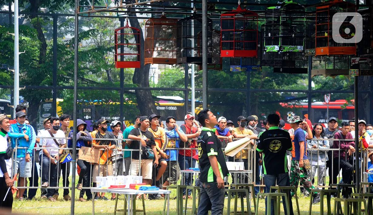 Warga mengikuti Lomba Kicau Burung Pra Piala Gubernur di Lapangan Banteng, Jakarta, Minggu (7/8/20222). Kegiatan tersebut diikuti sekitar 4.000 orang dari beragam  komunitas pecinta burung. (merdeka.com/Arie Basuki)
